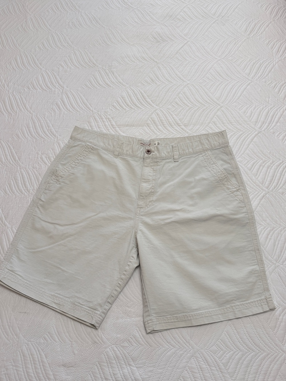 Weatherproof Vintage Men’s Ivory Cotton Shorts. Size 38